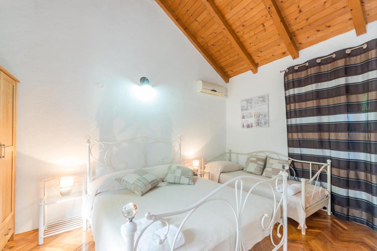 Apartmani Bugenvilija Brbinj Exterior photo