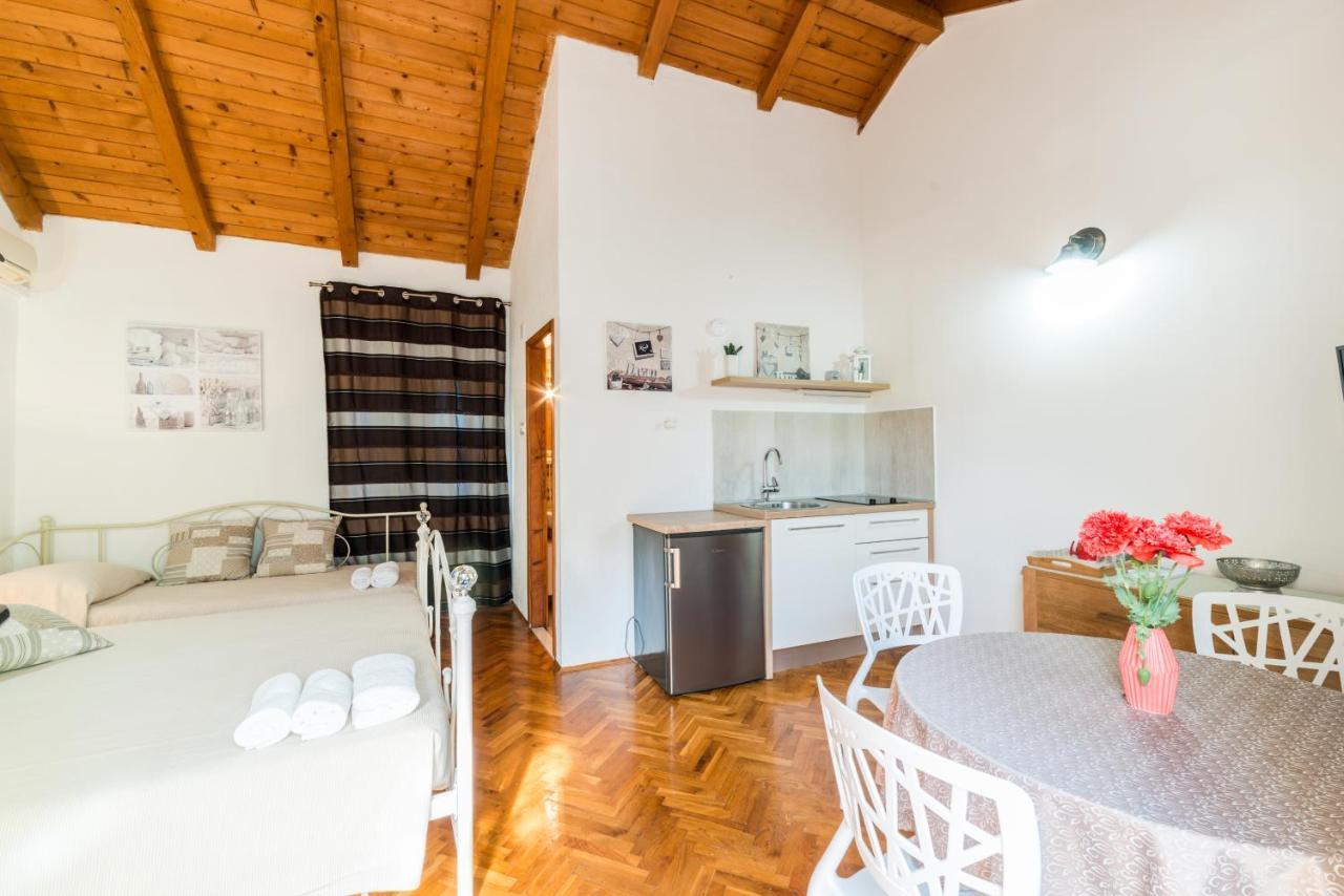 Apartmani Bugenvilija Brbinj Exterior photo
