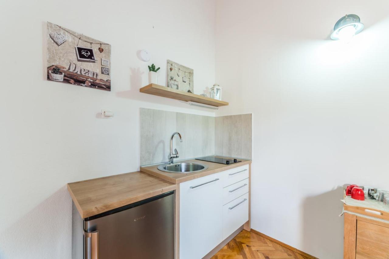 Apartmani Bugenvilija Brbinj Exterior photo
